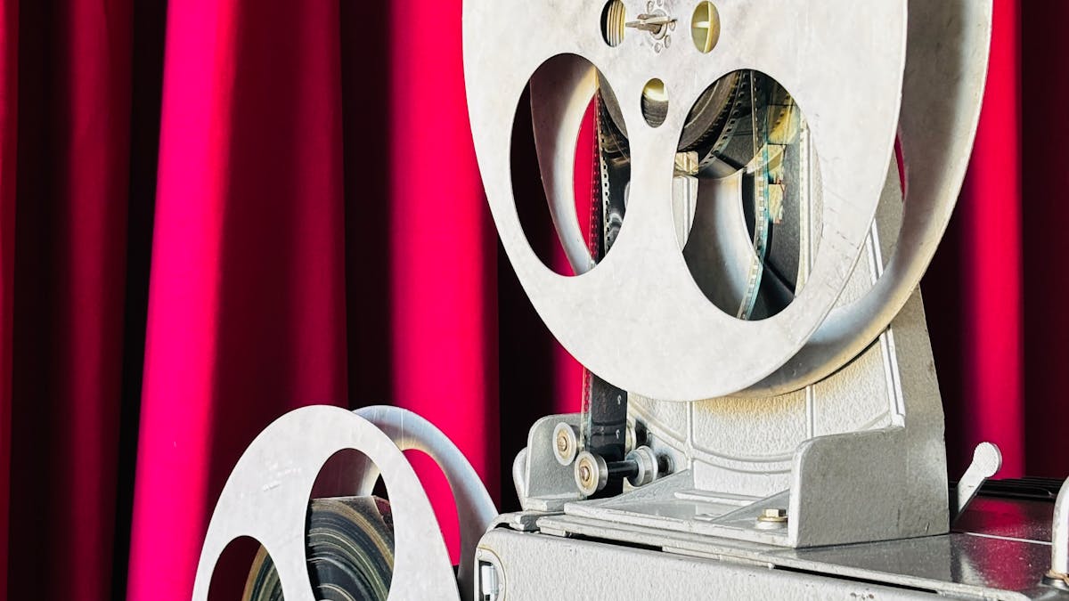 Projecteur de cinéma ancien devant un rideau rouge, symbole du cinéma russe classique