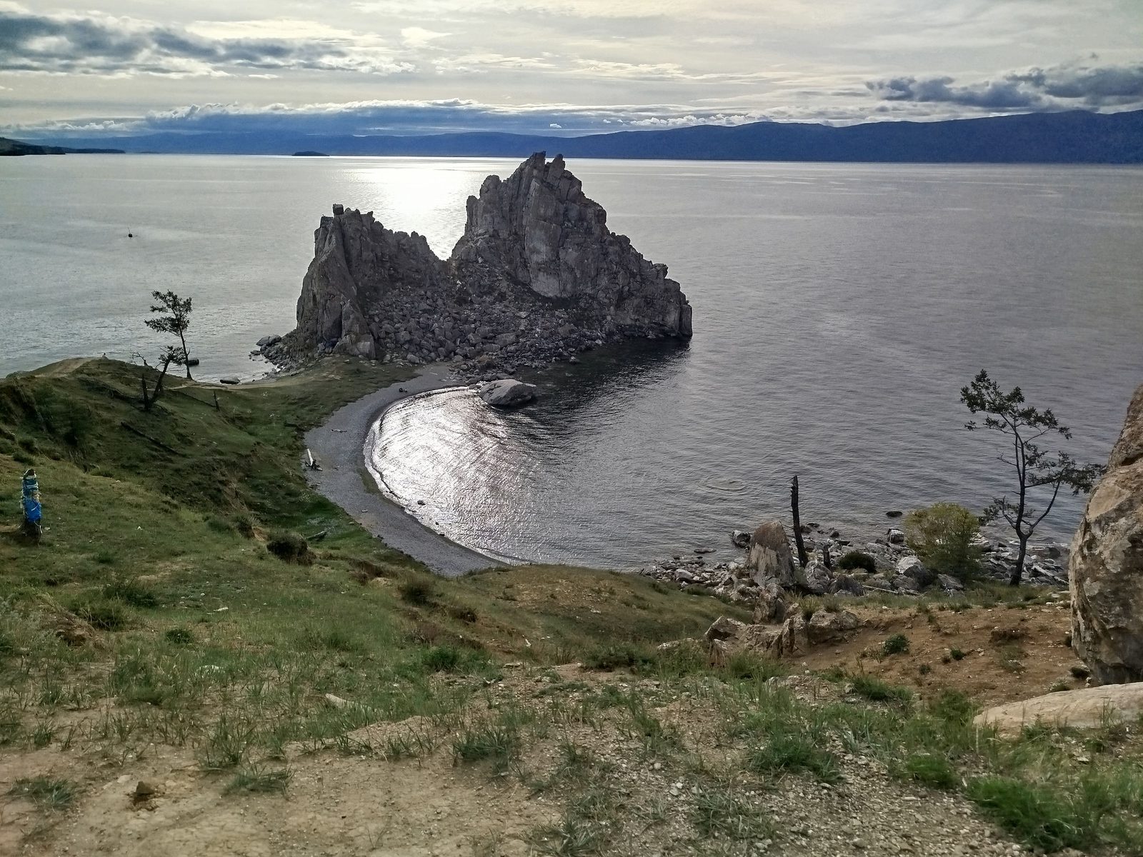 Le rocher du Chamane au cap Bourkhan, sur l'île d'Olkhon, avec le lac Baïkal en arrière-plan