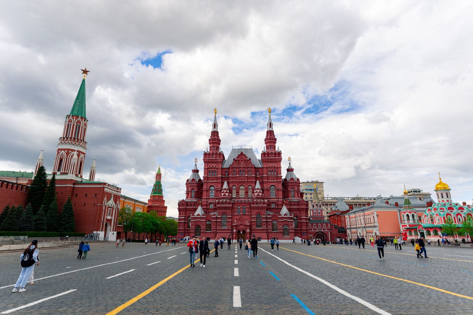 Visiteurs sur la place Rouge de Moscou par une journée d'été