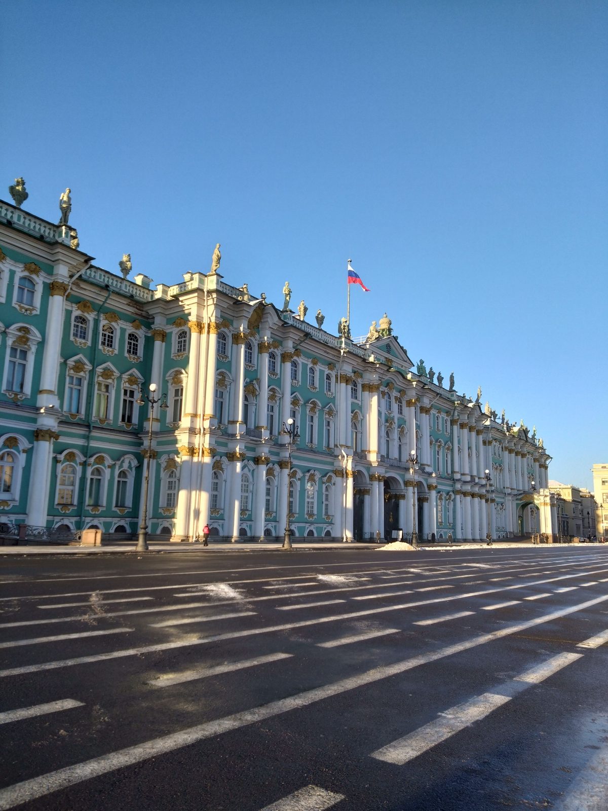 Façade verte et blanche du Palais d'Hiver sous un ciel bleu d'hiver