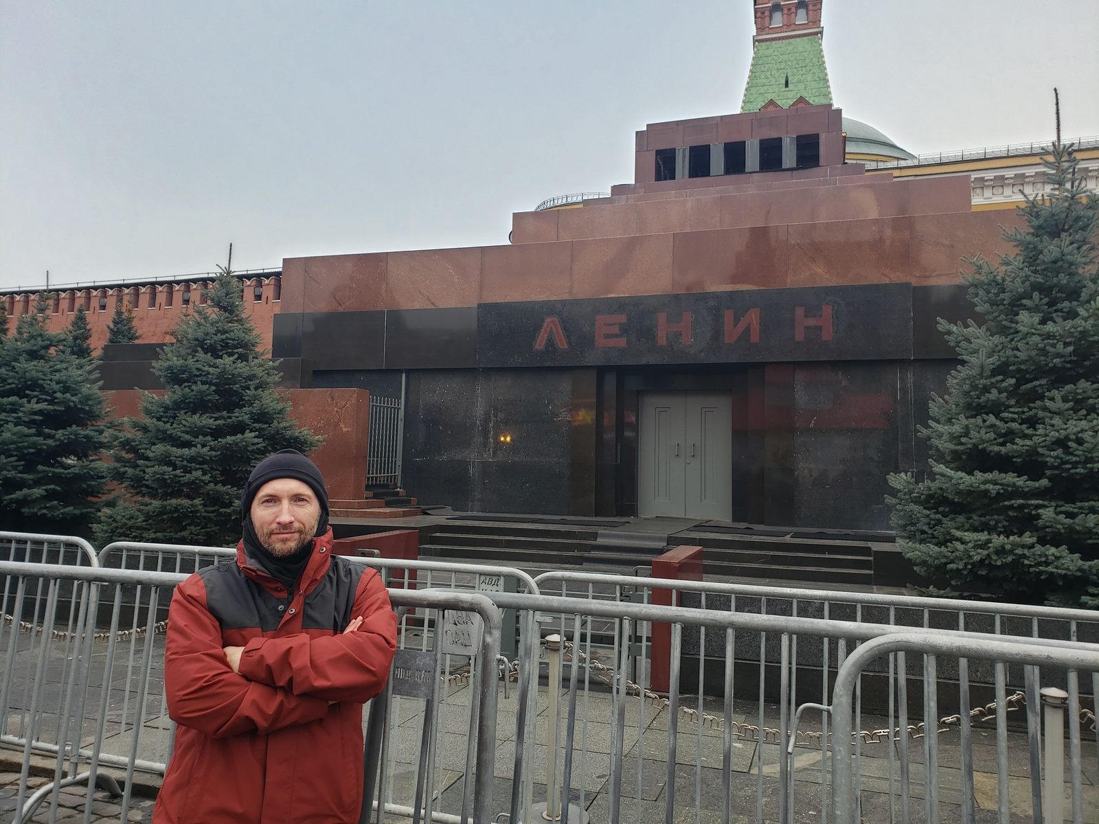Moscou en décembre, sous la neige et les décorations de Noël