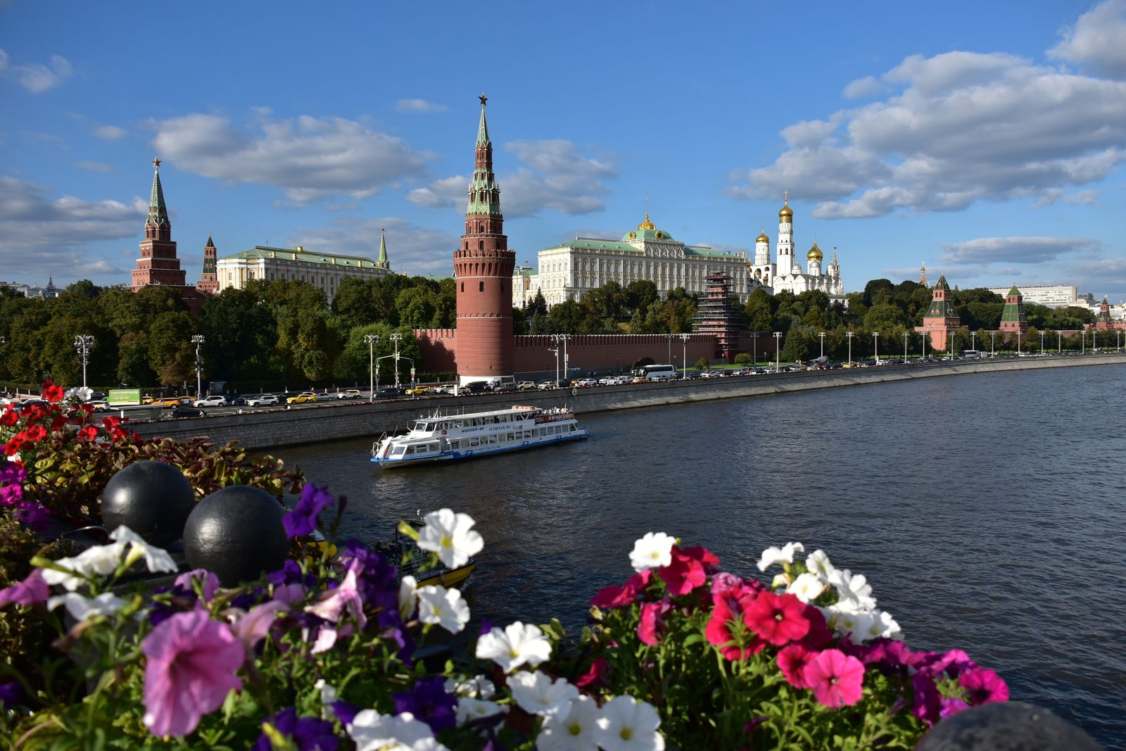 Murailles et tours du Kremlin de Moscou vues depuis la Moskova, derrière des massifs de fleurs