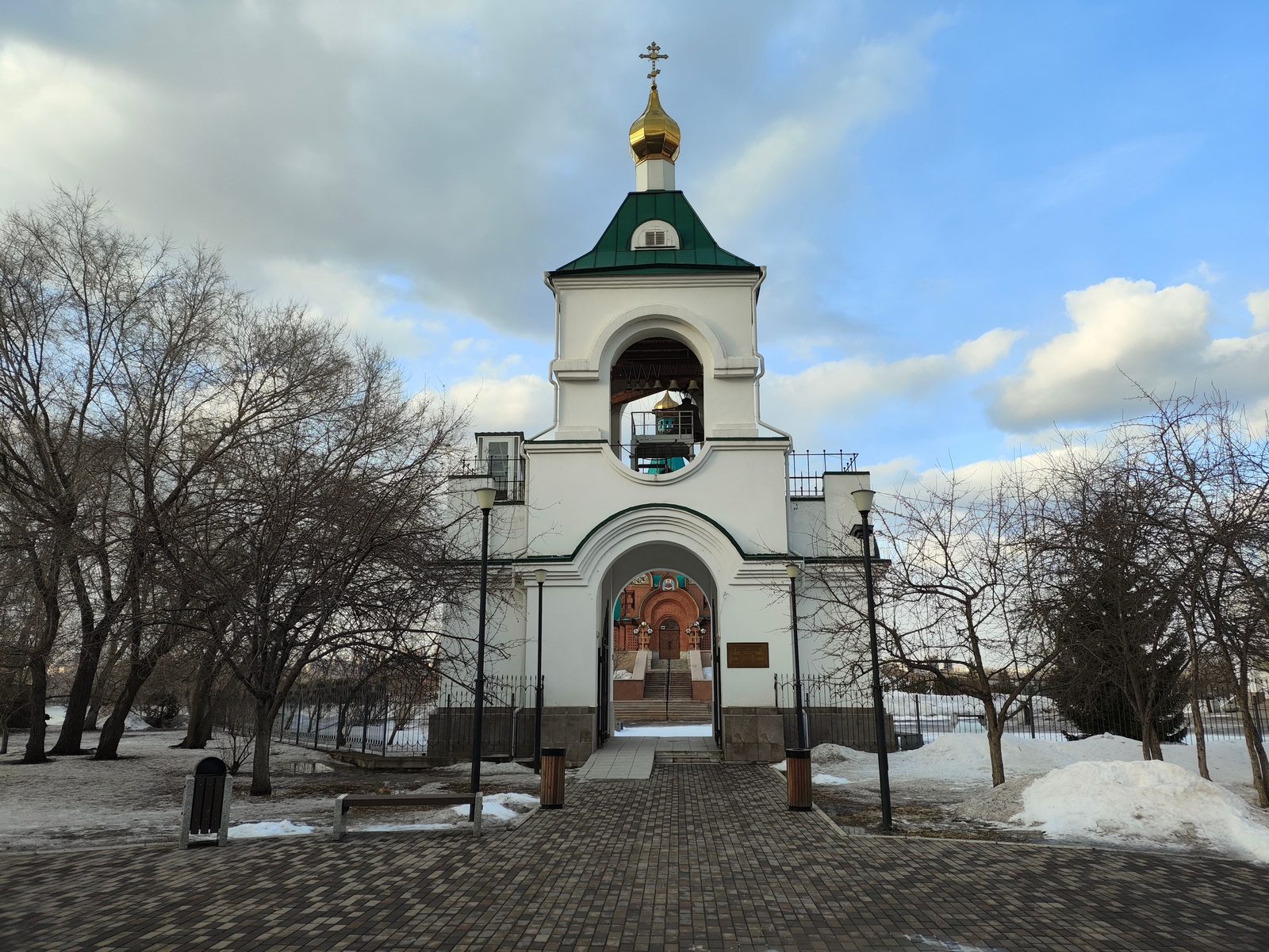 Clocher blanc à coupole dorée d'une église orthodoxe de Krasnoïarsk sous la neige