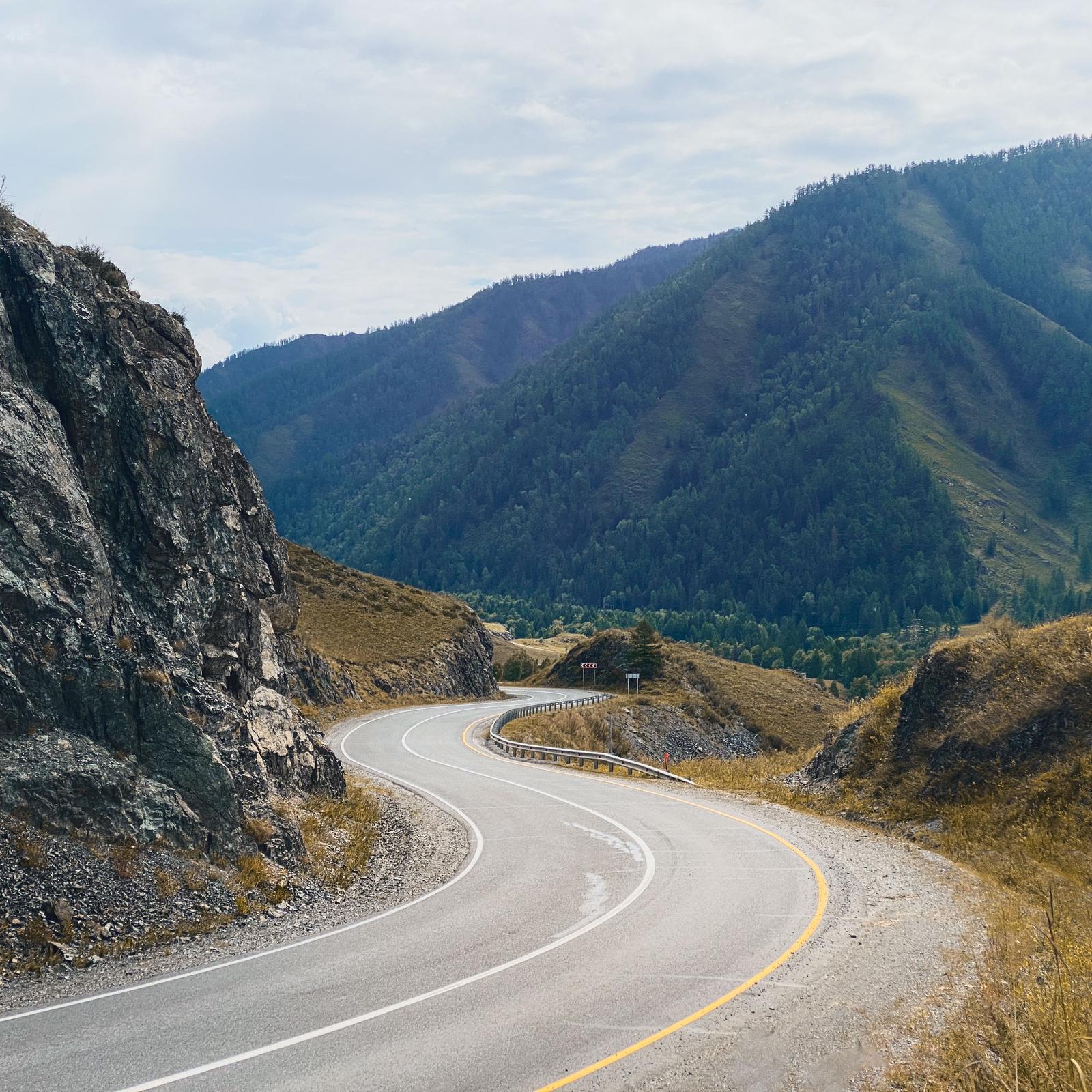 Route de montagne sinueuse dans la République de l'Altaï, en Sibérie