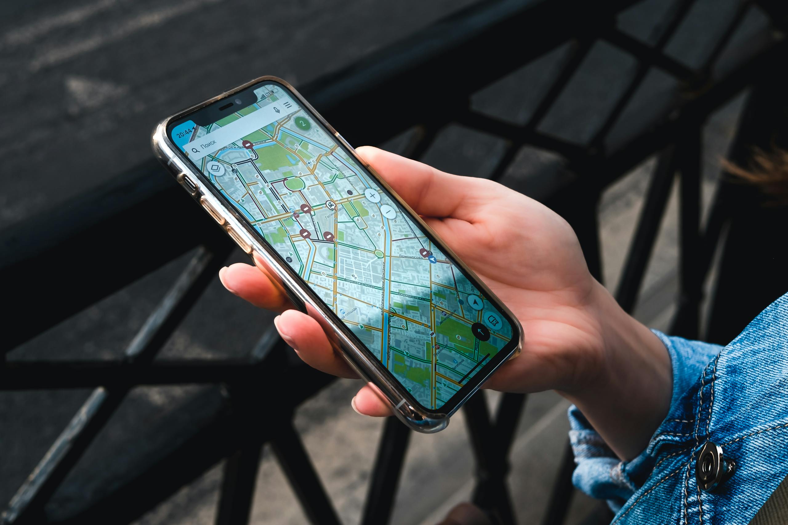 Smartphone avec une appli de cartes pour s'orienter en Russie