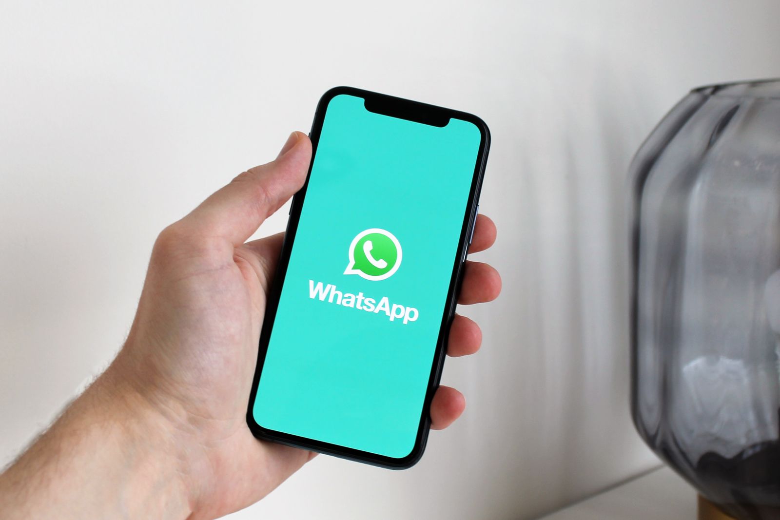 Téléphone avec WhatsApp ouvert : ce qui fonctionne en Russie en 2026